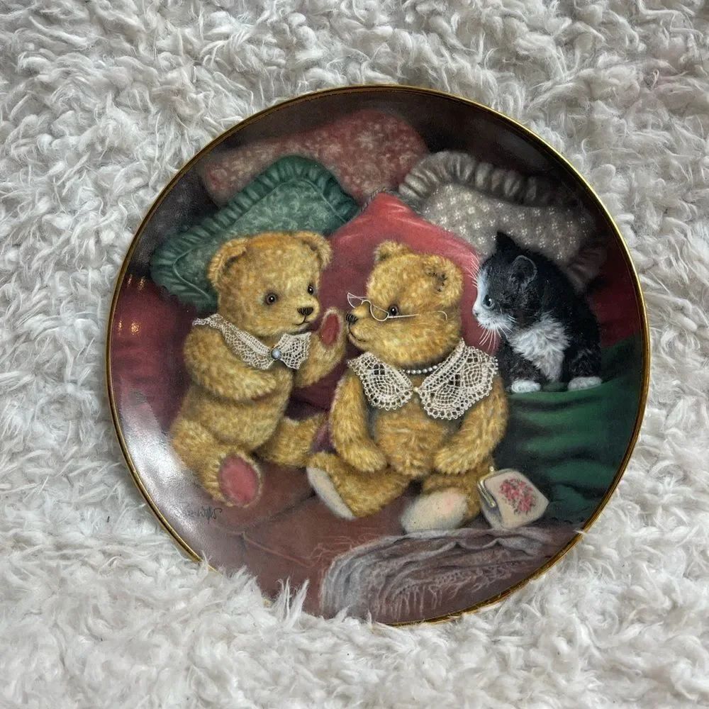 Franklin Mint Heirloom Collector Plate Sue Willis Bears Facts. 24k gold.border